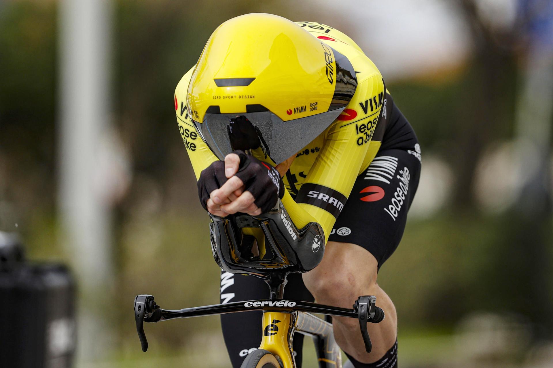 El danés Jonas Vingegaard, de Visma Lease a Bike, con el casco "futurista" de contrarreloj que durante la Tirreno Adriático. EFE/EPA/ROBERTO BETTINI