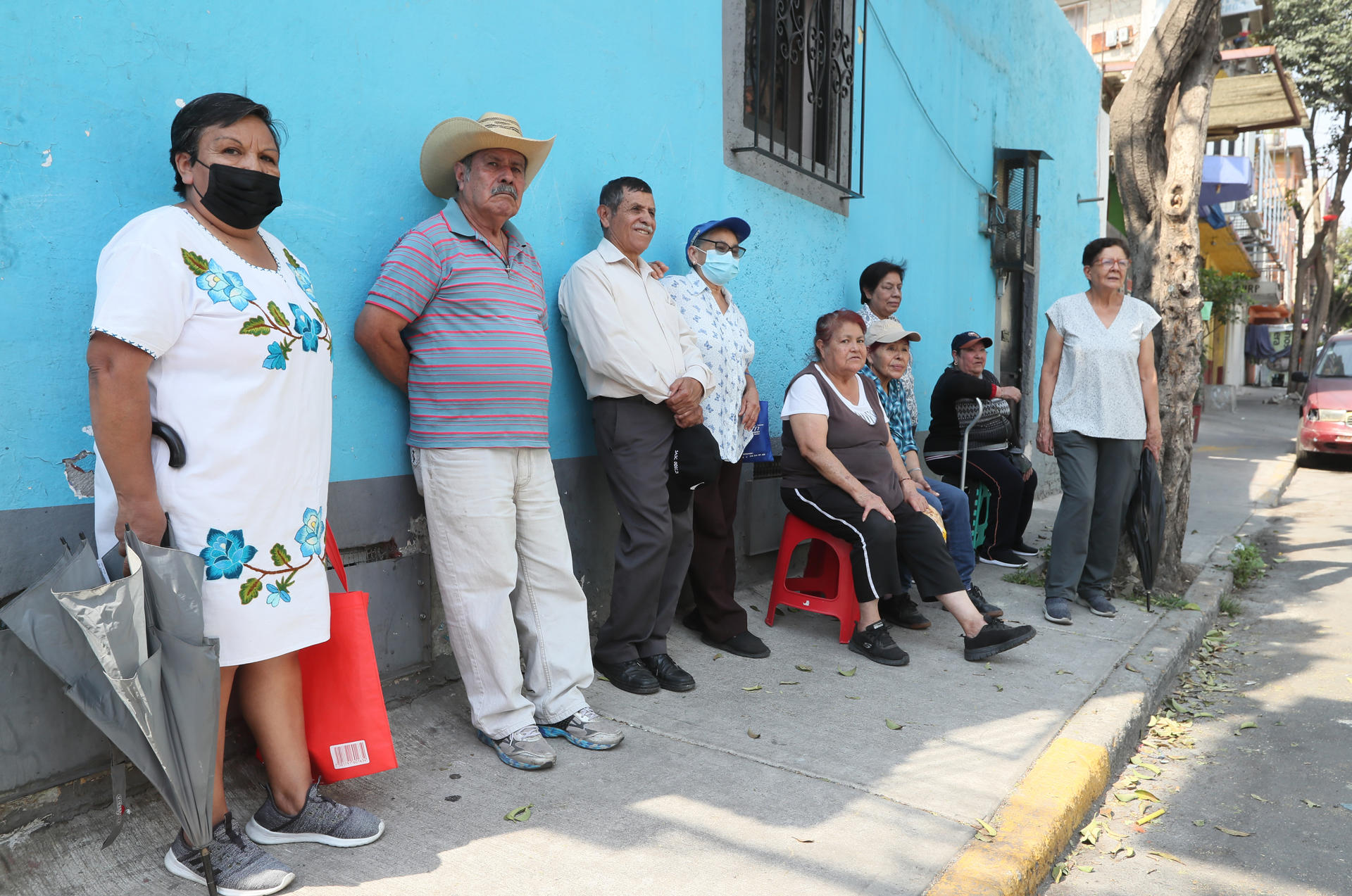 Vecinos de la colonia Pedregal de Santo Domingo permanecen en espera de abastecimiento de agua por parte de la autoridades, el 2 de marzo de 2024, en la Ciudad de México (México). EFE/ Mario Guzmán