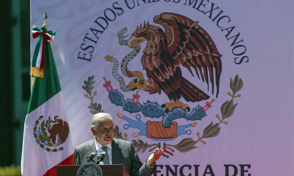 El presidente de México, Andrés Manuel López Obrador, habla durante la ceremonia por el 86 Aniversario de la Expropiación Petrolera, este lunes en Ciudad de México (México). EFE/Isaac Esquivel