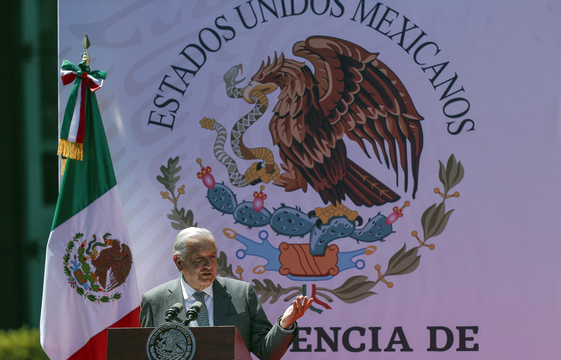 El presidente de México, Andrés Manuel López Obrador, habla durante la ceremonia por el 86 Aniversario de la Expropiación Petrolera, este lunes en Ciudad de México (México). EFE/Isaac Esquivel