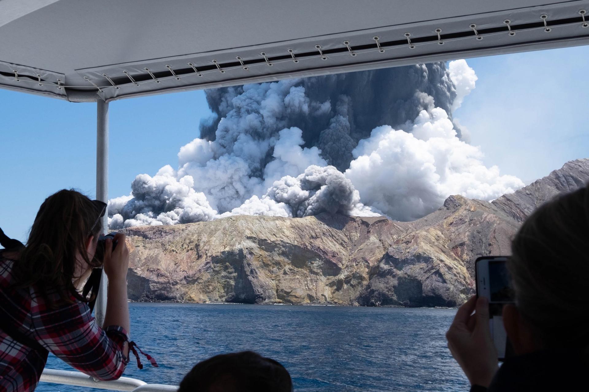 Fotografía de archivo de la erupción del volcán neozelandés Whakaari/White Island, el 9 de diciembre de 2019. EFE/EPA/Michael Schade MANDATORY CREDIT: MICHAEL SCHADE EDITORIAL USE ONLY/NO SALES EDITORIAL USE ONLY/NO SALES[MANDATORY CREDIT: MICHAEL SCHADE EDITORIAL USE ONLY/NO SALES EDITORIAL USE ONLY/NO SALES]