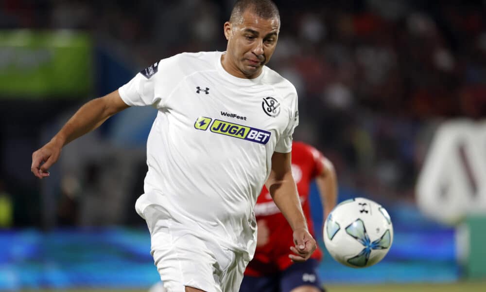 El francés David Trezeguet en acción durante un partido amistoso con exfutbolistas, en el festival Wellfest 2024, este sábado en el estadio Nacional de Santiago (Chile). EFE/Elvis González