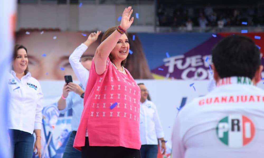 La candidata del frente opositor Fuerza y Corazón por México, Xóchitl Gálvez, saluda a sus simpatizantes este viernes, al arranque de su campaña en un acto celebrado en el estadio Sergio León Chávez, en el municipio de Irapuato, estado de Guanajuato (México). EFE/ Luis Ramírez