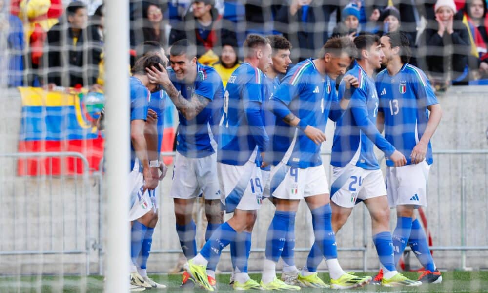 Nicolo Barella (i) de Italia celebra con sus compañeros tras anotar el gol 2-0 durante el partido amistoso internacional de fútbol entre Italia y Ecuador, en Harrison, Nueva Jersey, EE.UU., el 24 de marzo de 2024. EFE/Kena Betancur