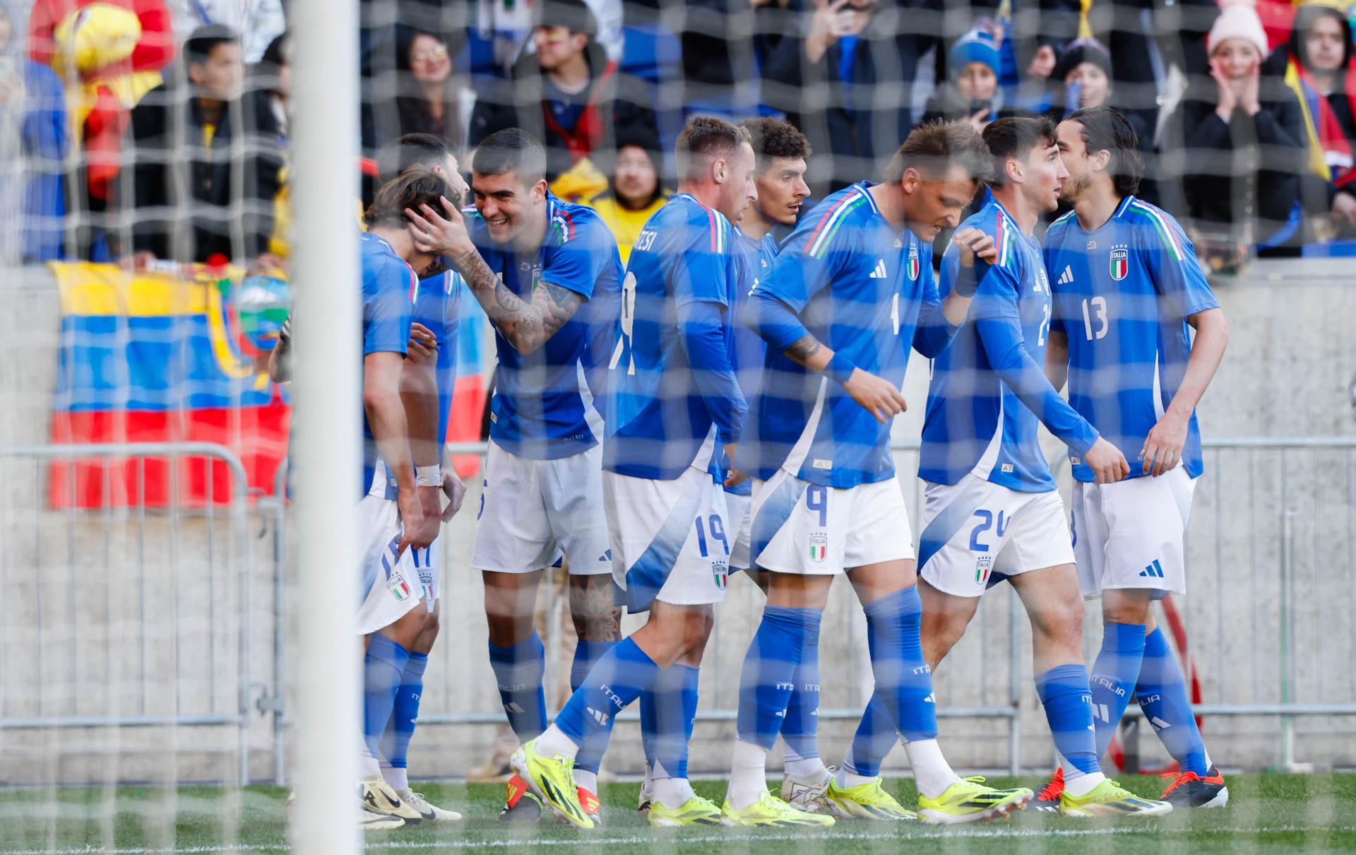 Nicolo Barella (i) de Italia celebra con sus compañeros tras anotar el gol 2-0 durante el partido amistoso internacional de fútbol entre Italia y Ecuador, en Harrison, Nueva Jersey, EE.UU., el 24 de marzo de 2024. EFE/Kena Betancur