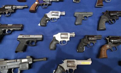 Fotografía de archivo que muestra armas de fuego en exhibición en una conferencia de prensa del Departamento de Policía de Nueva York (EE.UU.). EFE/EPA/ANDREW GOMBERT