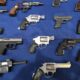 Fotografía de archivo que muestra armas de fuego en exhibición en una conferencia de prensa del Departamento de Policía de Nueva York (EE.UU.). EFE/EPA/ANDREW GOMBERT