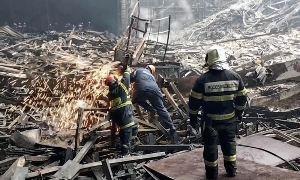 Una imagen fija tomada de un vídeo distribuido por el Ministerio de Situaciones de Emergencia de Rusia muestra a los rescatistas limpiando los escombros y extinguiendo incendios en la sala de conciertos Crocus City Hall después de un Ataque a tiros en Krasnogorsk, en las afueras de Moscú, Rusia, el 23 de marzo de 2024. La tarde del 22 de marzo, un grupo de hombres armados atacó el Ayuntamiento de Crocus en la región de Moscú, según informaron los servicios de emergencia rusos. Según el Comité de Investigación Ruso, al menos 133 personas murieron y más de 100 fueron hospitalizadas. En la mañana del 23 de marzo, el director del FSB ruso, Alexander Bortnikov, informó al presidente ruso sobre la detención de 11 sospechosos, incluidos los cuatro pistoleros directamente involucrados en el ataque terrorista. (Terrorista, Atentado terrorista, Rusia, Moscú) EFE/EPA/MINISTERIO DE EMERGENCIAS DE RUSIA FOTO -- CRÉDITO OBLIGATORIO -- MEJOR CALIDAD DISPONIBLE -- FOTO SÓLO PARA USO EDITORIAL/NO VENTAS FOTO SÓLO PARA USO EDITORIAL/NO VENTAS