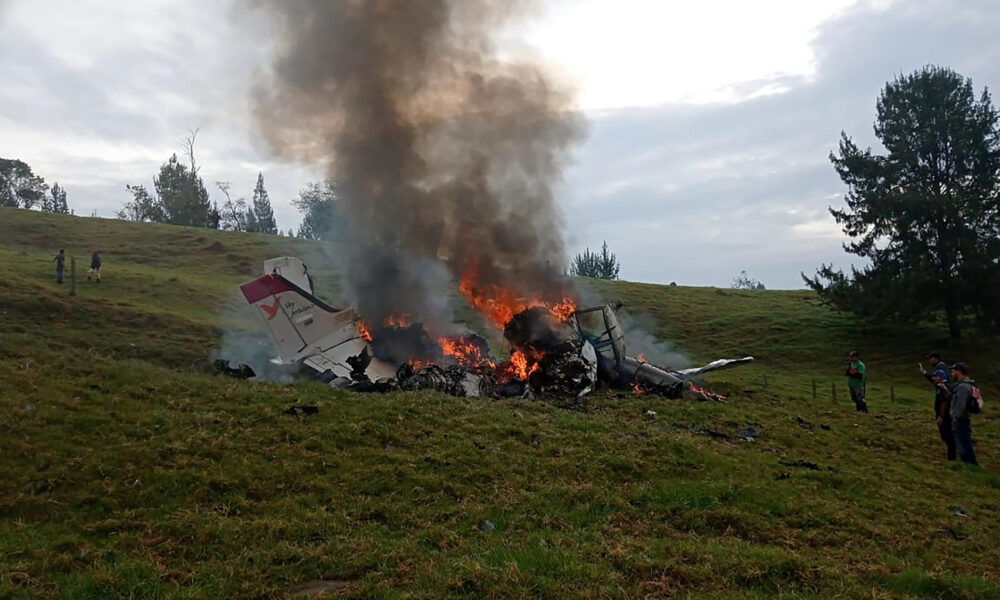 Fotografía cedida que muestra a una avioneta Beech C90 King Air accidentada en el norte del departamento de Antioquia (Colombia). EFE/ Policía Departamento de Antioquia