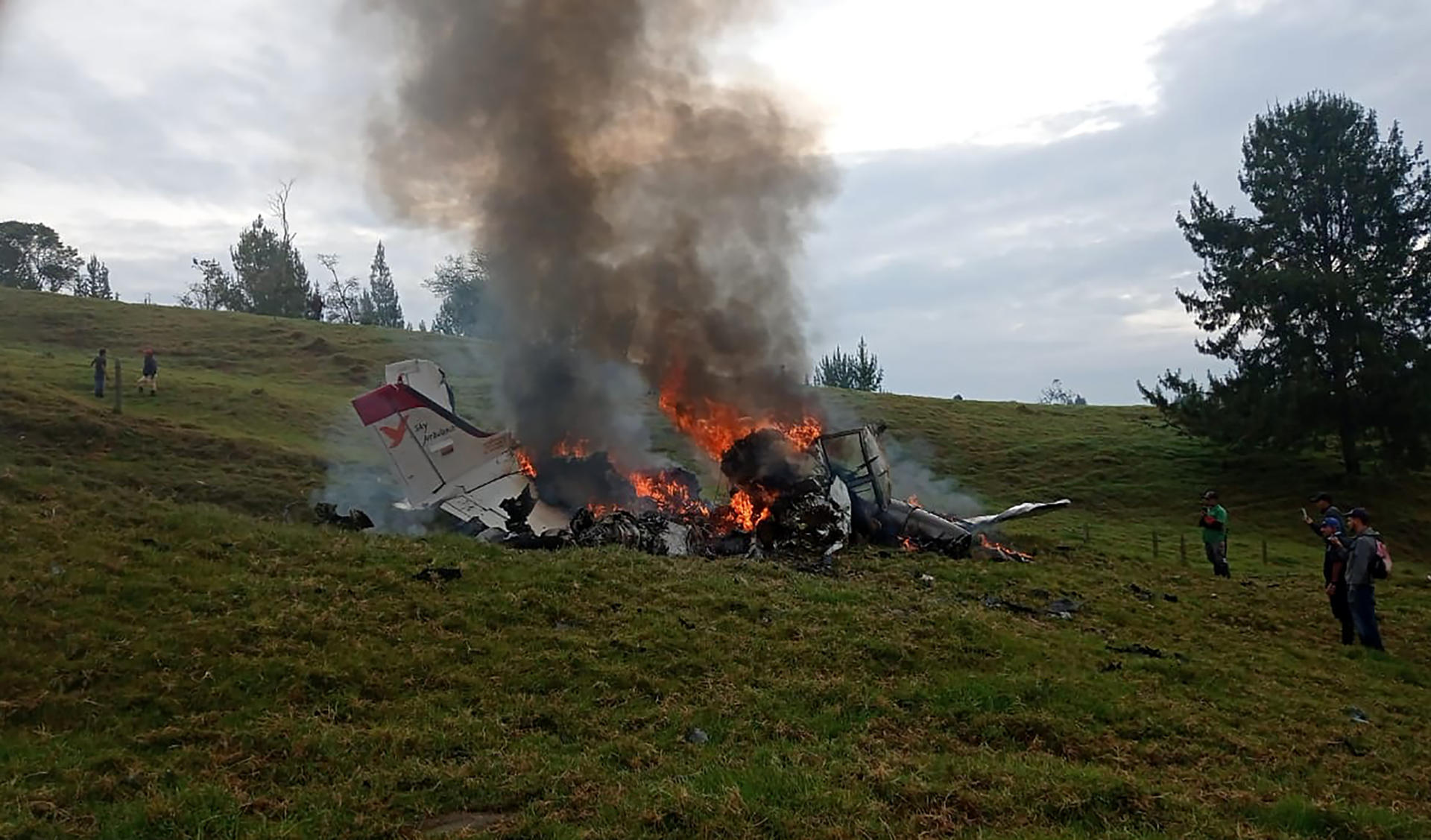 Fotografía cedida que muestra a una avioneta Beech C90 King Air accidentada en el norte del departamento de Antioquia (Colombia). EFE/ Policía Departamento de Antioquia