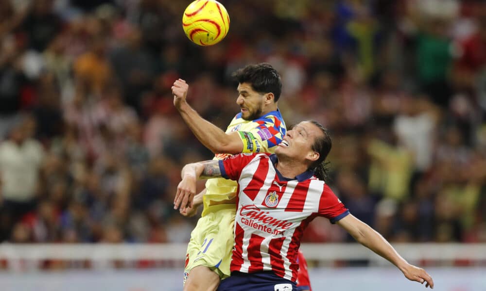 Fernando González (d), de las Chivas de Guadalajara, fue registrado este sábado, 16 de marzo, al disputar un balón con Henry Martín (i), de las Águilas del América, durante un partido de la jornada 12 del Torneo Clausura 2024 de la liga mexicana de fútbol, en el estadio Akron, en la ciudad de Guadalajara (Jalisco, México). EFE/Francisco Guasco