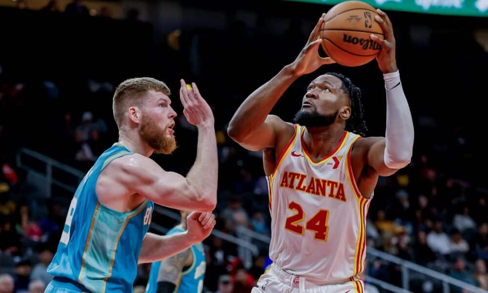 El delantero de los Atlanta Hawks Bruno Fernando (d) en acción contra el delantero de los Charlotte Hornets Davis Bertans el 23 de marzo de 2024. EFE/Erik S. Menor