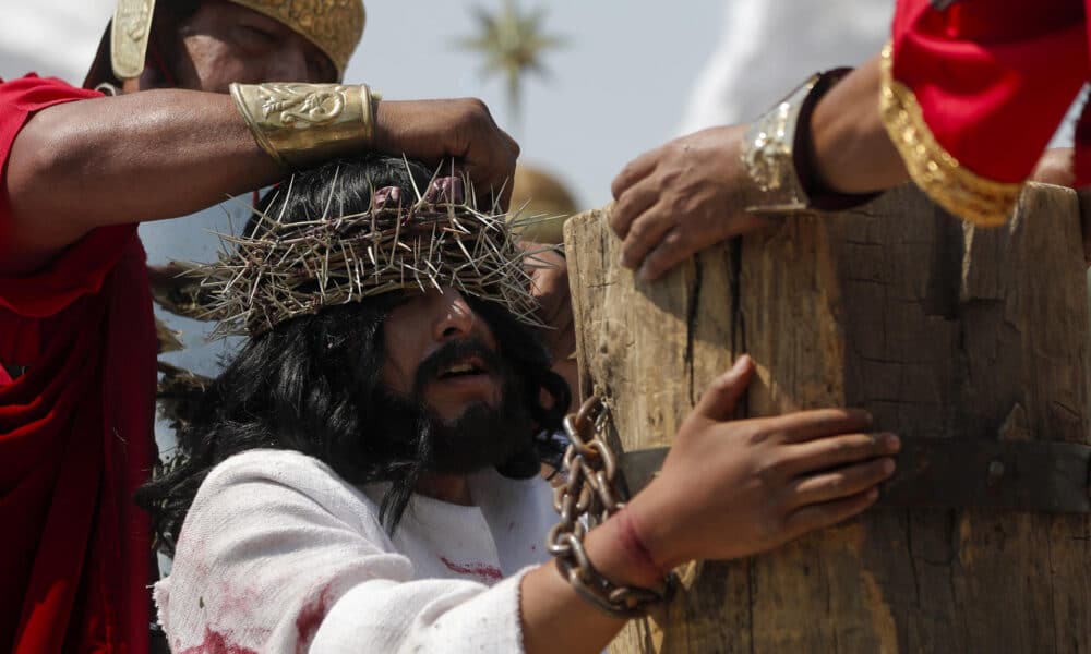 Cristopher Gómez, de 22 años, personifica a Jesús, en la 181 representación de la 'Pasión de Cristo' este viernes, como parte de la celebración del Viernes Santo en el marco de la Semana Santa en la alcaldía de Iztapalapa en Ciudad de México (México). EFE/ Isaac Esquivel