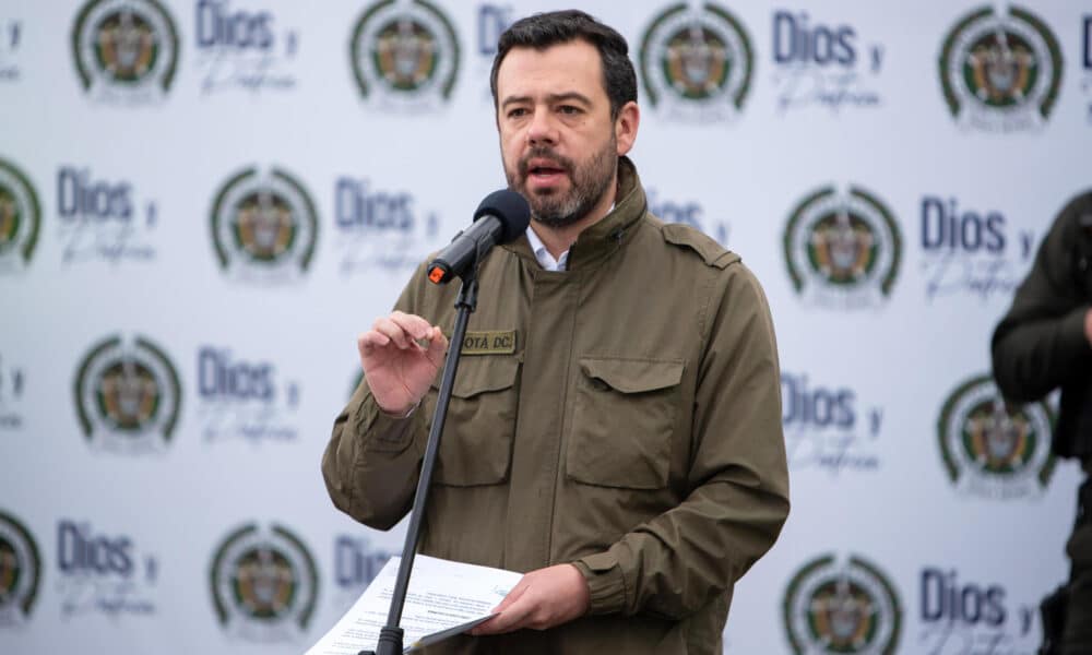 Fotografía cedida por la Alcaldía de Bogotá que muestra al acalde mayor de la ciudad, Carlos Fernando Galán, durante una rueda de prensa este jueves en Bogotá (Colombia). EFE/ Alcaldía de Bogotá