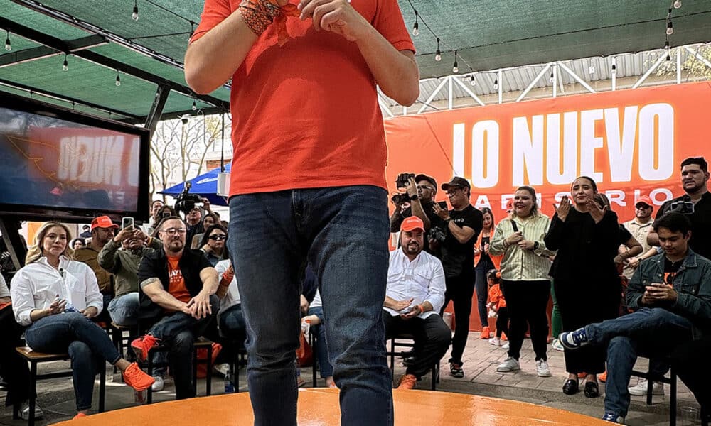 El candidato presidencial por el partido político Movimiento Ciudadano (MC), Jorge Álvarez Máynez (c), participa este sábado durante un acto de campaña en la ciudad de Hermosillo, estado de Sonora (México). EFE/Daniel Sánchez