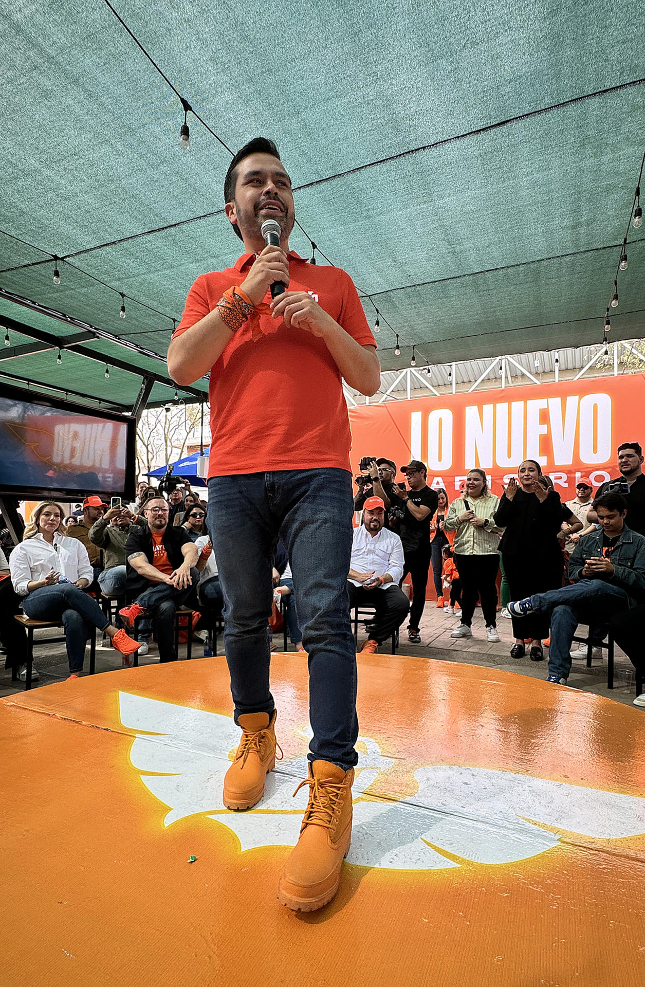 El candidato presidencial por el partido político Movimiento Ciudadano (MC), Jorge Álvarez Máynez (c), participa este sábado durante un acto de campaña en la ciudad de Hermosillo, estado de Sonora (México). EFE/Daniel Sánchez