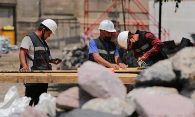 Varios hombres trabajan durante una jornada laboral en Ciudad de México (México).Imagen de archivo. EFE/ Carlos Ramírez