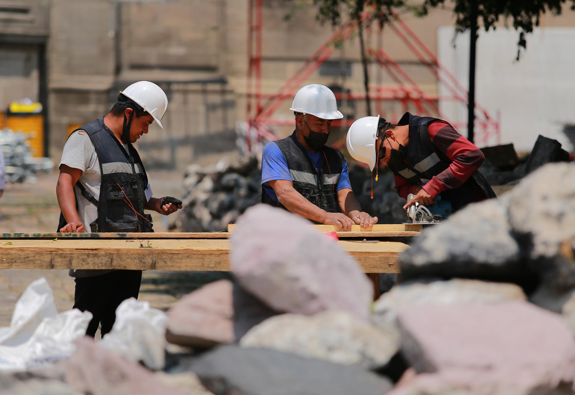 Varios hombres trabajan durante una jornada laboral en Ciudad de México (México).Imagen de archivo. EFE/ Carlos Ramírez