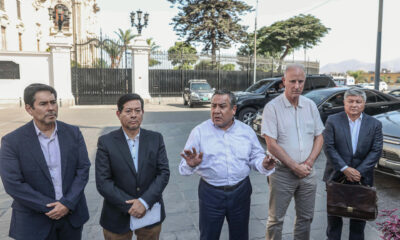El presidente del Consejo de Ministros de Perú, Gustavo Adrianzén (c), da declaraciones a periodistas acompañado por otros ministros este sábado, afuera del Palacio de Gobierno de Perú en Lima (Perú). EFE/ Stringer