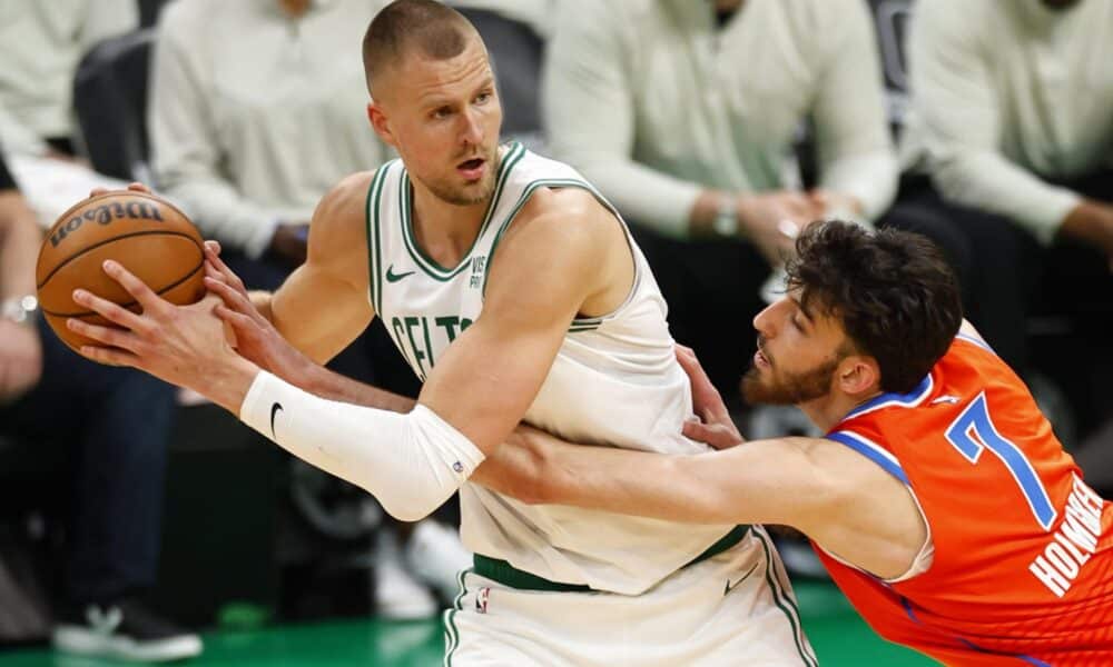 El letón Kristaps Porzingis (i), pívot de los Celtics de Boston, fue registrado este miércoles, 3 de abril, al disputar un balón con Chet Holmgren (d), pívot de los Thunder de Oklahoma City, durante un partido de la NBA, en el coliseo TD Garden, en Boston (Massachusetts, EE.UU.). EFE/CJ Gunther