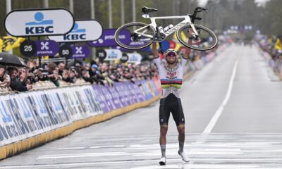 El neerlandés Mathieu van der Poel celebra su victoria en el Tour de Flandes. EFE/EPA/FREDERIC SIERAKOWSKI