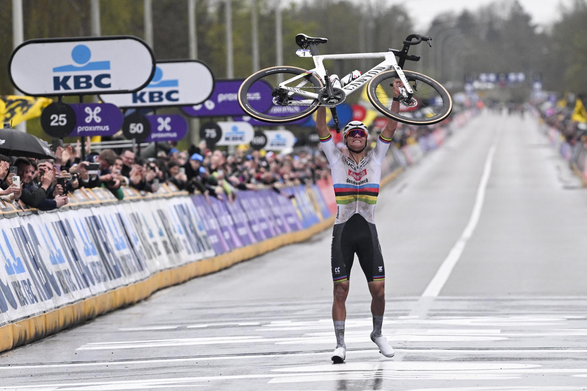 El neerlandés Mathieu van der Poel celebra su victoria en el Tour de Flandes. EFE/EPA/FREDERIC SIERAKOWSKI