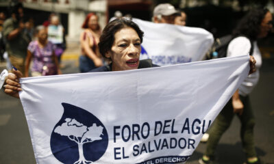 Activistas por el derecho al agua y contra la minería metálica se concentraron en apoyo a líderes comunales que enfrentan un proceso judicial, este miércoles en San Salvador (El Salvador). EFE/Rodrigo Sura