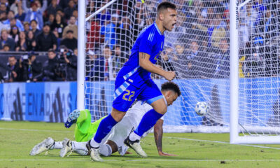 Lautaro Martinez de Argentina celebra un gol ante Costa Rica un partido amistoso en el estadio Los Ángeles Memorial Coliseum en Los Ángeles, California (EE.UU.), en una foto de archivo. EFE/Ariana Ruiz