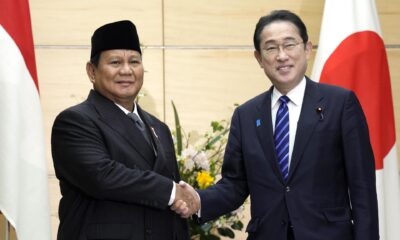 El primer ministro de Japón, Fumio Kishida (d), saluda al ministro de Defensa y presidente electo de Indonesia, Prabowo Subianto (i), en Tokio (Japón), el 3 de abril de 2024. EFE/EPA/Eugene Hoshiko/Pool
