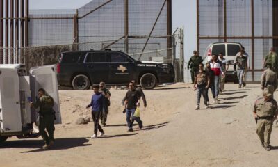 Fotografía de archivo de migrantes detenidos que son llevados por miembros de la Patrulla Fronteriza estadounidense a un vehículo, junto al muro fronterizo en El Paso, Texas (EE.UU). EFE/ Jonathan Fernández