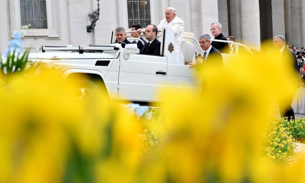 El Papa Francisco en el papamóvil a su llegada a la tradicional audiencia general de los miércoles, el 3 de abril de 2024, en la Plaza de San Pedro. EFE/ETTORE FERRARI