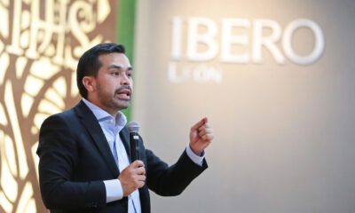 El candidato presidencial del opositor Movimiento Ciudadano (MC), Jorge Álvarez Máynez, habla este miércoles durante un encuentro con estudiantes de la Universidad Iberoamericana en la ciudad de León, en el estado de Guanajuato (México). EFE/Luis Ramírez
