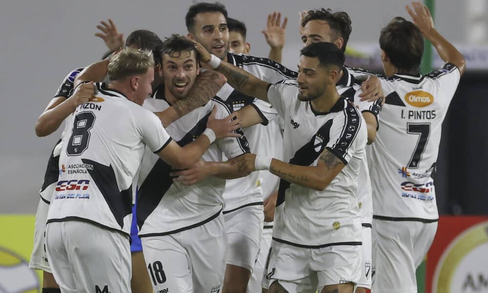 Jugadores del Danubio de Uruguay fueron registrados este miércoles, 3 abril, al celebrar un gol que Gonzalo Bueno (3-i) le anotó al Rayo Zuliano de Venezuela, durante un partido del grupo E de la Copa Sudamericana, en el estadio Brígido Iriarte, en Caracas (Venezuela). EFE/Miguel Gutiérrez