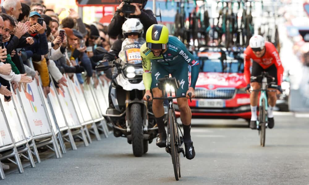 El ciclista esloveno Primoz Roglic, del equipo Bora-Hansgrohe, disputa una contrarreloj este lunes, durante el primer día de la Itzulia (Vuelta al País Vasco; España) 2024 en la ciudad fronteriza de Irún.EFE/ Juan Herrero