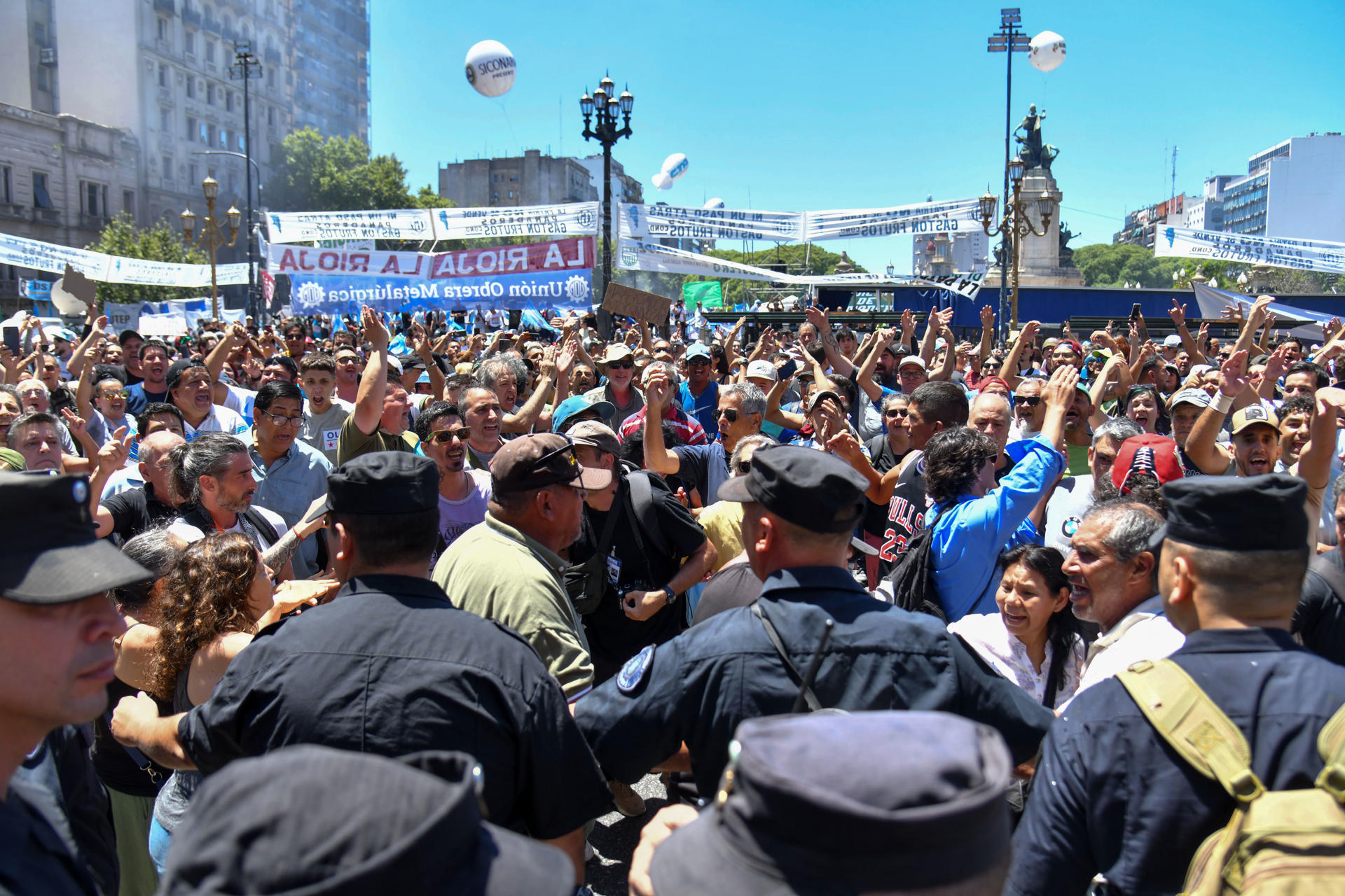 Fotografía de archivo de manifestantes durante una protesta convocada por la Confederación General del Trabajo en Buenos Aires (Argentina). EFE/ Enrique García Medina