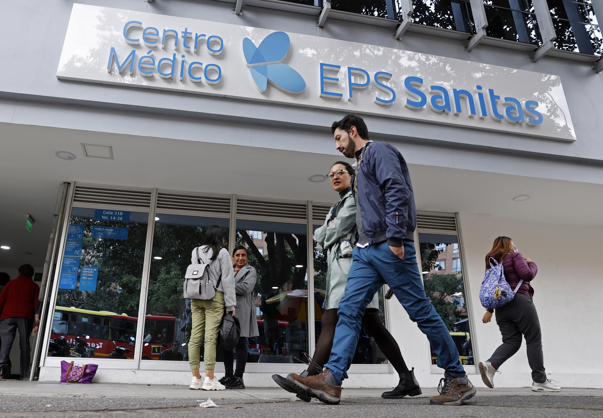 Personas caminan frente a un centro médico de la EPS Sanitas este miércoles en Bogotá (Colombia). La estatal Superintendencia de Salud (Supersalud) intervino el martes 02 de abril, por un periodo de un año, a la entidad prestadora de salud (EPS) Sanitas, a la que están asociadas casi seis millones de personas en Colombia, por supuesta insolvencia en la crisis que enfrentan varias empresas del sector en el país. EFE/Mauricio Dueñas Castañeda