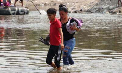 Migrantes cruzan el Río Suchiate, este miércoles en el municipio de Ciudad Hidalgo en Chiapas (México). EFE/Juan Manuel Blanco