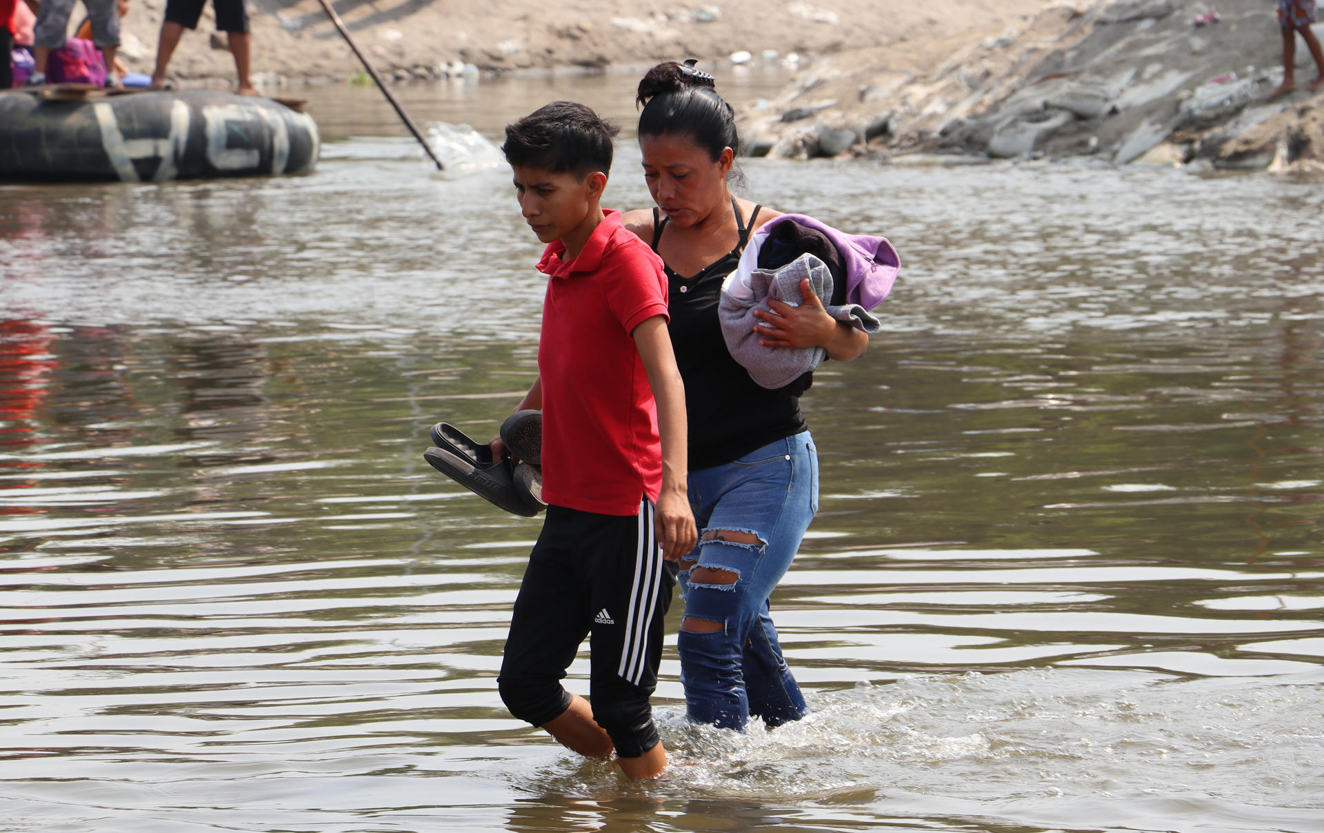 Migrantes cruzan el Río Suchiate, este miércoles en el municipio de Ciudad Hidalgo en Chiapas (México). EFE/Juan Manuel Blanco