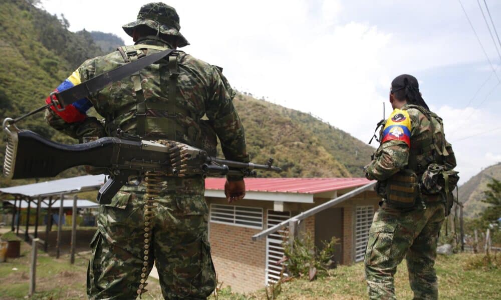 Guerrilleros de las disidencias de las FARC en una fotografía de archivo. EFE/ Ernesto Guzmán