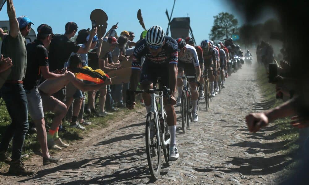 El neerlandés Mathieu van der Poel al frente del pelotón en un tramo de adoquinado de la París Roubaix. EFE/EPA/CHRISTOPHE PETIT TESSON