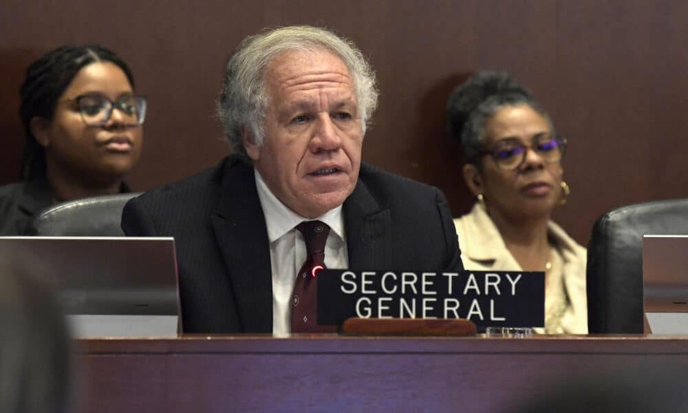 El secretario general de la Organización de los Estados Americanos (OEA), Luis Almagro, habla durante una sesión extraordinaria del Consejo Permanente en la sede del organismo en Washington (EEUU). EFE/Lenin Nolly