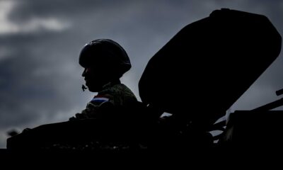 Un soldado conduce un vehículo durante los preparativos finales del ejército holandés para su contribución al ejercicio de la OTAN 'Steadfast Defender 2024', en Oirschot, Países Bajos, 19 de marzo de 2024. EFE/EPA/REMKO DE WAAL