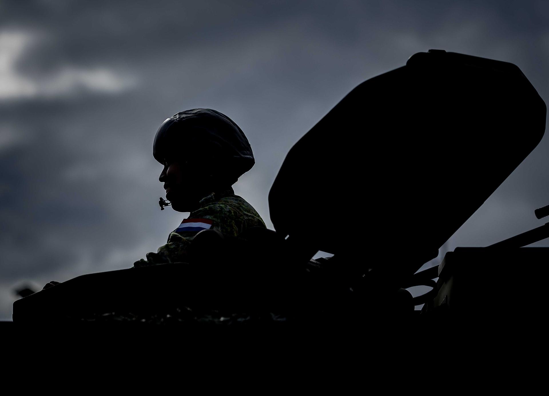 Un soldado conduce un vehículo durante los preparativos finales del ejército holandés para su contribución al ejercicio de la OTAN 'Steadfast Defender 2024', en Oirschot, Países Bajos, 19 de marzo de 2024. EFE/EPA/REMKO DE WAAL