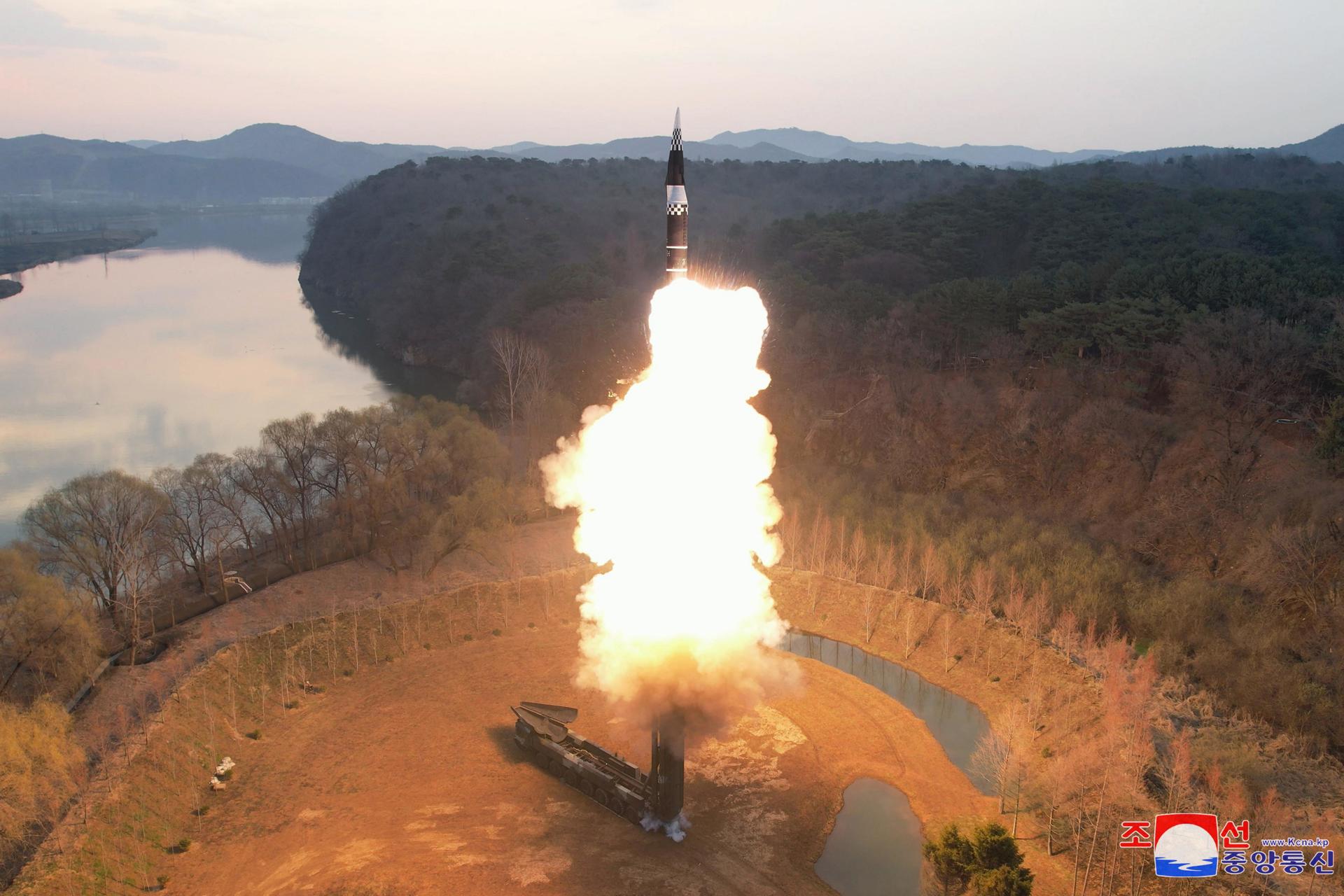 Fotografía cedida que muestra la prueba del misil Hwasongpho-16B. EFE/KCNA