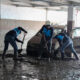 Obreros ecuatorianos ayudan este miércoles con la limpieza tras el aluvión ocurrido el martes, en el barrio La Gasca, en Quito (Ecuador). EFE/ José Jácome