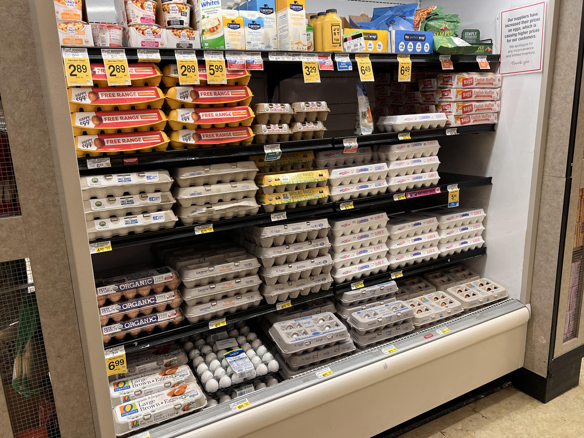 Fotografía de una nevera con huevos y sus precios en un supermercado de Washington (EEUU). Imagen de archivo. EFE/ Octavio Guzmán