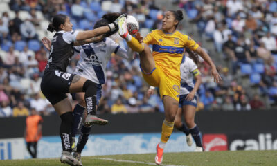 Karla Morales (i) de Puebla disputa el balón con Sandra Mayor (d) de Tigres este domingo, durante un partido de la jornada 13 del torneo Clausura 2023 de la Liga MX Femenil, disputado en el estadio Cuauhtémoc, en Puebla (México). EFE/Hilda Ríos