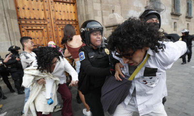 Integrantes de colectivos LGBTI se enfrentan con policías este domingo, al frente del Palacio Nacional en Ciudad de México (México). EFE/ Sáshenka Gutiérrez