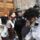 Integrantes de colectivos LGBTI se enfrentan con policías este domingo, al frente del Palacio Nacional en Ciudad de México (México). EFE/ Sáshenka Gutiérrez