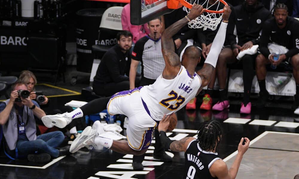 LeBron James de Lakers encesta en un partido de baloncesto de la NBA entre Brooklyn Nets y Los Angeles Lakers este domingo, en Barclays Center en Nueva York (EE.UU.). EFE/ Ángel Colmenares